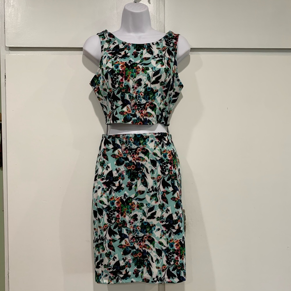 ❌SOLD❌ Forever 21 Floral Crop Top & Pencil Skirt - Picture 3 of 9